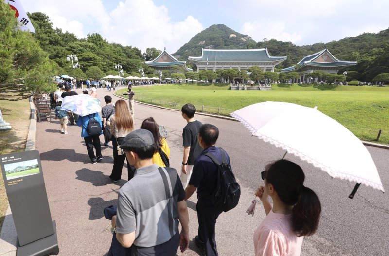 [서울=뉴시스] 김근수 기자 = 이재명 대통령이 대통령 집무실을 다시 청와대로 이전할 방침인 가운데 8일 서울 종로구 청와대에서 시민들이 관람하기 위해 줄 서 있다. 2025.06.08. ks@newsis.com
