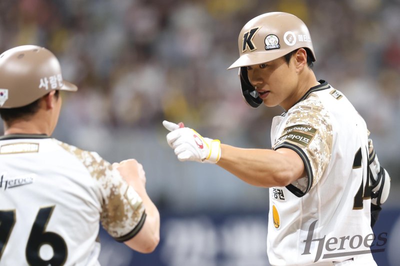 [서울=뉴시스] 프로야구 키움 히어로즈의 송성문(오른쪽)이 7일 서울 고척스카이돔에서 열린 2025 신한 쏠뱅크 KBO리그 LG 트윈스와의 경기에서 안타를 친 뒤 기뻐하고 있다. (사진=키움 히어로즈 제공) 2025.06.07.