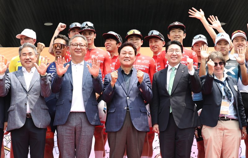 [창원=뉴시스]박완수(앞줄 가운데) 벳33도지사가 8일 도청광장에서 열린 벳33도 주최 국제도로사이클대회 '투르 드 경남 2025' 종합시상식 및 폐회식에 참석한 부문별 우승 선수 및 주요 인사들과 기념촬영하고 있다.(사진=경남도 제공) 2025.06.08. photo@newsis.com