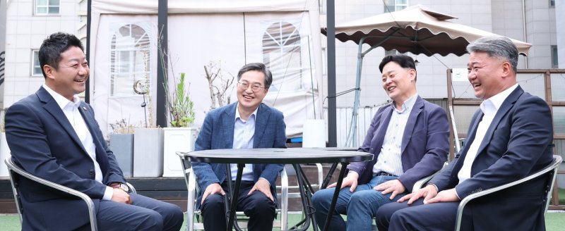 [수원=뉴시스] 김동연 경기도지사, 김진경 경기도의회 의장, 최종현 더불어민주당 대표의원, 김정호 국민의힘 대표의원이 7일 오후 수원의 한 식당에서 간담회를 진행하고 있다. (사진=경기도의회 제공) 2025.06.08. photo@newsis.com *재판매 및 DB 금지