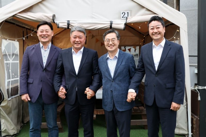 김동연(우측 두번째) 경기도지사와 의장·양당 대표 (출처=연합뉴스)