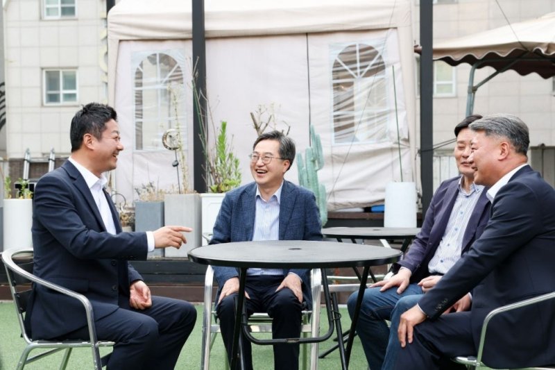 김동연(왼쪽 두번째) 경기도지사와 의장·양당 대표 (출처=연합뉴스)