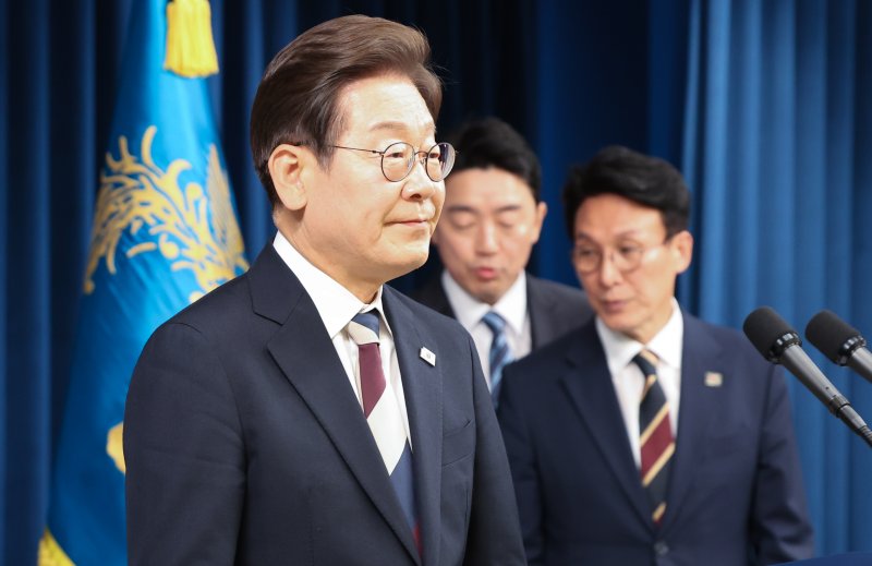 이재명 대통령이 4일 서울 용산구 대통령실 청사 브리핑룸에서 국무총리와 국정원장, 대통령 비서실장 등 인선발표를 하기 위해 입장하고 있다. 2025.6.4/뉴스1 ⓒ News1 허경 기자