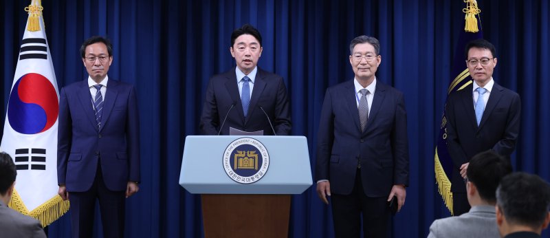 강훈식 대통령 비서실장이 8일 서울 용산구 대통령실 청사에서 수석급 인선 발표를 하고 있다. 왼쪽부터 우상호 정무수석, 강훈식 비서실장, 오광수 민정수석, 이규연 홍보수석. 2025.6.8/뉴스1 ⓒ News1 박지혜 기자