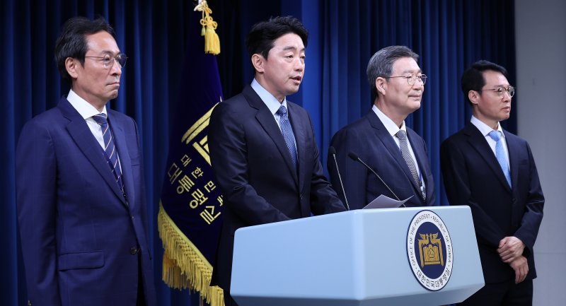 강훈식 대통령 비서실장이 8일 서울 용산구 대통령실 청사에서 수석급 인선 발표를 하고 있다. . 왼쪽부터 우상호 정무수석, 강훈식 비서실장, 오광수 민정수석, 이규연 홍보수석. 2025.6.8/뉴스1 ⓒ News1 박지혜 기자