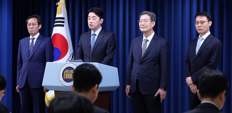 강훈식 대통령 비서실장이 8일 서울 용산구 대통령실 청사에서 수석급 인선 발표를 하고 있다. 왼쪽부터 우상호 정무수석, 강훈식 비서실장, 오광수 민정수석, 이규연 홍보수석. 2025.6.8/뉴스1 ⓒ News1 박지혜 기자