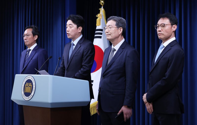 강훈식 대통령 비서실장이 8일 서울 용산구 대통령실 청사에서 수석급 인선 발표를 하고 있다. 왼쪽부터 우상호 정무수석, 강훈식 비서실장, 오광수 민정수석, 이규연 홍보수석. 2025.6.8/뉴스1 ⓒ News1 박지혜 기자