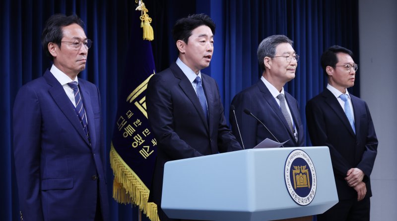 강훈식 대통령 비서실장이 8일 서울 용산구 대통령실 청사에서 수석급 인선 발표를 하고 있다. 왼쪽부터 우상호 전 의원, 강훈식 비서실장, 오광수 변호사, 이규연 전 JTBC 대표. 2025.6.8/뉴스1 ⓒ News1 박지혜 기자
