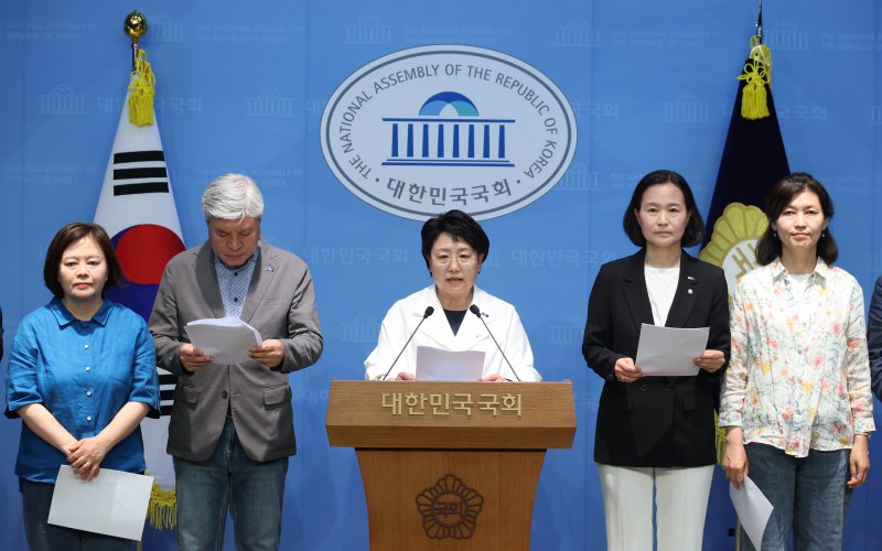 조국혁신당 김선민 대표 권한대행과 의원들이 8일 오후 서울 여의도 국회 소통관에서 이재명 대통령 재판과 관련해 기자회견을 하고 있다. ⓒ News1 이광호 기자