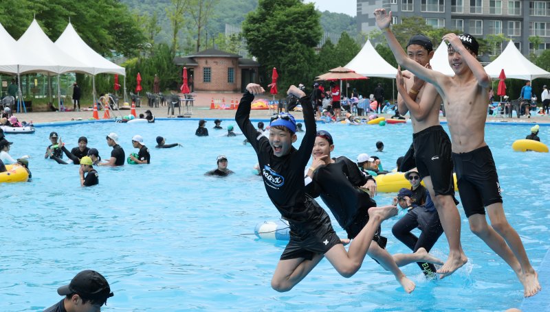 낮 최고기온이 30도를 넘으며 무더운 날씨를 보인 8일 오후 대전 대덕구 로하스산호빛공원 야외수영장에서 시민들이 더위를 식히고 있다. 2025.6.8/메리트카지노1 ⓒ News1 김기태 기자