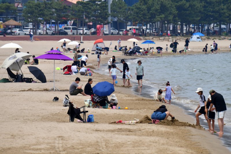 8일 경북 포항시 북구 영일대해수욕장 백사장을 찾은 시민과 관광객들이 더위를 식히고 있다. 2025.6.8/메리트카지노1 ⓒ News1 최창호 기자