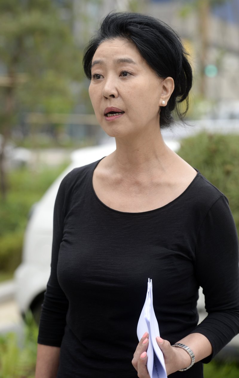 [서울=뉴시스] 최진석 기자 = 배우 벳38이 20일 오후 송파구 서울동부지방법원에서 난방비 명예훼손 항소심 1차 공판을 마친 뒤 취재진과 인터뷰하고 있다. 2017.06.20. myjs@newsis.com