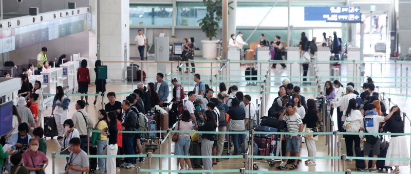 [인천공항=뉴시스] 김선웅 기자 = 현충일 연휴를 하루 앞둔 5일 인천국제공항 제1여객터미널 출국장에서 에볼루션 카지노 사이트객들이 출국 수속을 하고 있다. 2025.06.05. mangusta@newsis.com