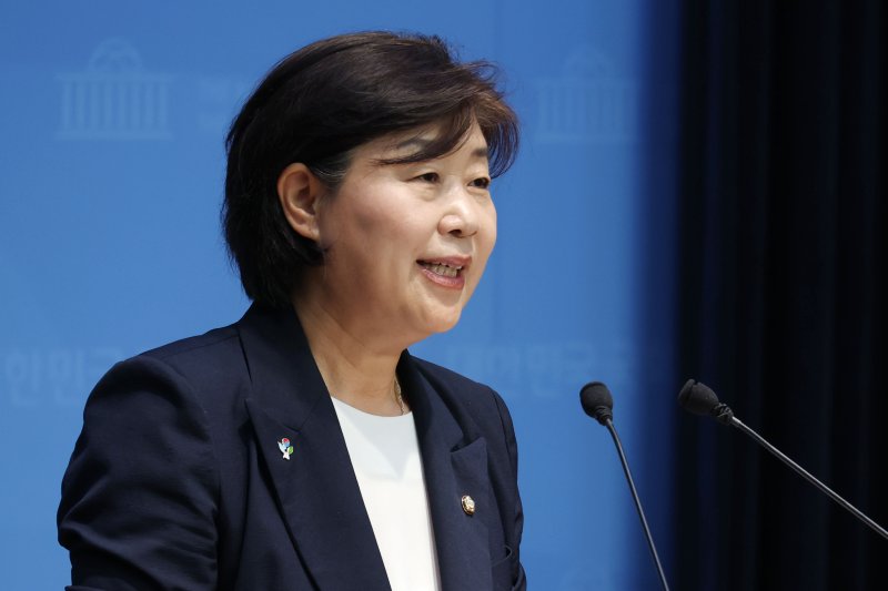 더불어민주당 차기 원내대표 선거에 나서는 서영교 의원이 8일 오전 서울 여의도 국회 소통관에서 현안 관련 기자회견을 하고 있다. 2025.6.8/뉴스1 ⓒ News1 이광호 기자