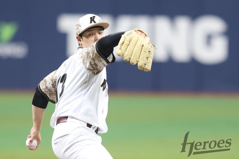 키움 히어로즈 신인 투수 정현우가 8일 열린 KBO리그 고척 LG 트윈스전에서 선발 투수로 등판해 역투하고 있다. (키움 히어로즈 제공)