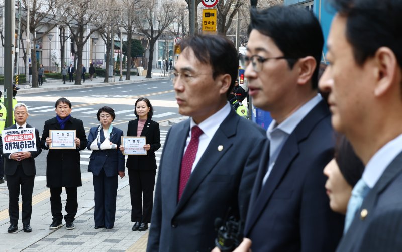 슬롯 머신 사이트 국민의힘 법률자문위원장을 비롯한 의원들이 30일 오후 서울 종로구 서울경찰청 민원실 앞에서 더불어민주당 이재명 대표와 초선 의원, 방송인 김어준 씨 등 71명에 대한 내란음모 혐의 관련 고발장을 접수한 뒤 브리핑을 하고 있는 가운데 조국혁신당 의원들이 주 의원을 무고죄로 고발하기 위해 접수장을 들고 있다. 2025.3.31/뉴스1 ⓒ News1 김민지 기자