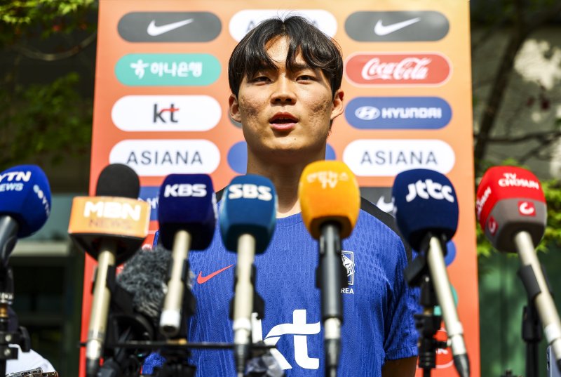 [파주=뉴시스] 황준선 기자 = 대한민국 축구 국가대표팀 오현규가 8일 오후 경기 파주시 국가대표트레이닝센터(NFC)에서 훈련에 앞서 취재진 질문에 답하고 있다. 대한민국 축구 국가대표팀은 오는 10일 서울월드컵경기장에서 쿠웨이트와 2026 국제축구연맹(FIFA) 북중미 월드컵 아시아 지역 3차 예선 B조 최종 10차전을 치른다. 2025.06.08. hwang@newsis.com
