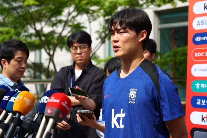 [파주=뉴시스] 황준선 기자 = 대한민국 축구 국가대표팀 오현규가 8일 오후 경기 파주시 국가대표트레이닝센터(NFC)에서 훈련에 앞서 취재진 질문에 답하고 있다. 대한민국 축구 국가대표팀은 오는 10일 서울월드컵경기장에서 쿠웨이트와 2026 국제축구연맹(FIFA) 북중미 월드컵 아시아 지역 3차 예선 B조 최종 10차전을 치른다. 2025.06.08. hwang@newsis.com