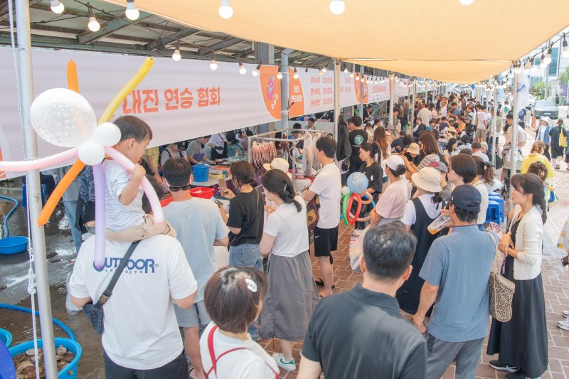 현충일 연휴였던 7~8일 강원 동해안 최북단 고성군 현내면 대진항 일대에서 열린 저도 대슬롯 사이트축제에 방문한 나들이객들이 즐거운 시간을 보내고 있다.(강원 고성군 제공, 재판매 및 DB 금지) 2025.6.8/뉴스1