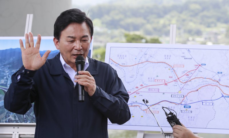 원희룡 국토부장관이 27일 경기 양평군 강상면 서울-양평 고속도로 대안 노선 종점 인근에서 현장점검 후 취재진의 질문에 답하고 있다. 2023.7.27/뉴스1 ⓒ News1 김도우 기자