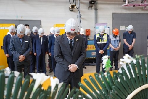태안화력발전소 사고 현장에서 김충현씨 추모하는 우원식 국회의장 (출처=연합뉴스)