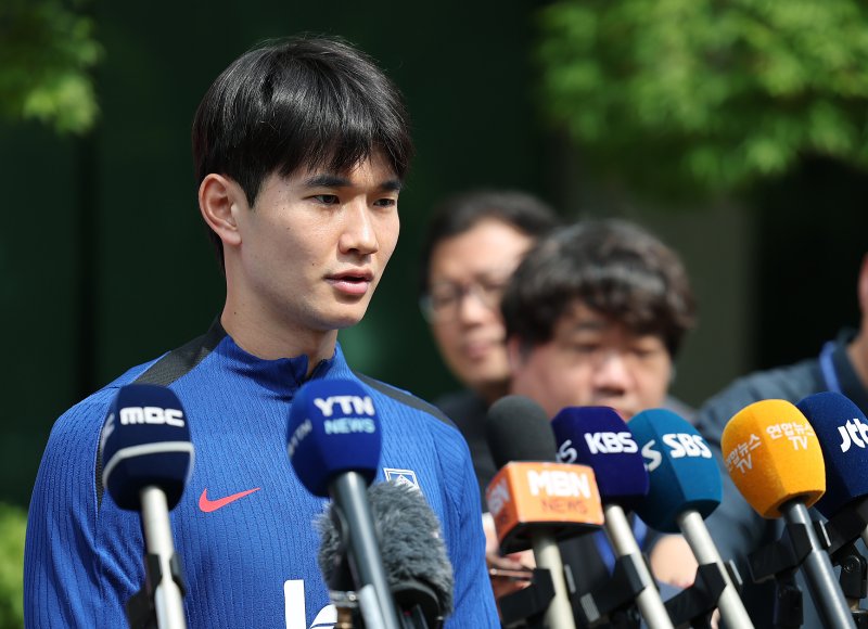 대한민국 축구 국가대표팀 칼리토토가 8일 오후 경기도 파주시 축구 국가대표 트레이닝센터(NFC)에서 열린 공개 훈련에 앞서 취재진과 인터뷰를 하고 있다. 2025.6.8/뉴스1 ⓒ News1 오대일 기자