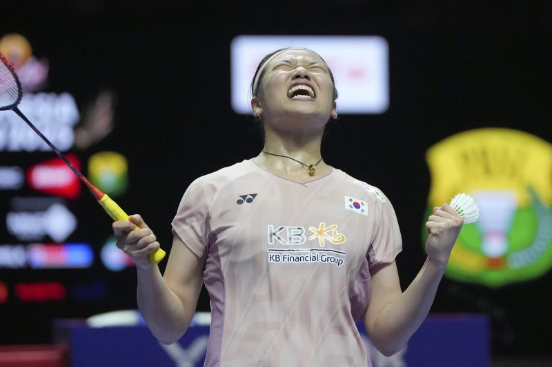 [자카르타=AP/뉴시스] 안세영(1위)이 8일(현지시간) 인도네시아 자카르타 이스토라 스타디움에서 열린 세계배드민턴연맹(BWF) 월드투어 슈퍼 1000 인도네시아 오픈 여자 단식 결승에서 왕즈이(2위·중국)를 꺾은 후 포효하고 있다. 안세영이 2-1(13-21 21-19 21-15)로 역전승을 거두고 4년 만에 정상을 탈환했다. 2025.06.08.