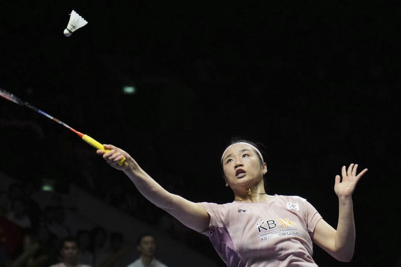 [자카르타=AP/뉴시스] 안세영(1위)이 8일(현지시간) 인도네시아 자카르타 이스토라 스타디움에서 열린 세계배드민턴연맹(BWF) 월드투어 슈퍼 1000 인도네시아 오픈 여자 단식 결승에서 왕즈이(2위·중국)와 경기하고 있다. 안세영이 2-1(13-21 21-19 21-15)로 역전승을 거두고 4년 만에 정상을 탈환했다. 2025.06.08.