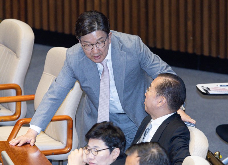 권영세 국민의힘 전 비상대책위원장과 권성동 전 원내대표가 5일 오후 서울 여의도 국회에서 열린 본회의에서 대화를 하고 있다. 2025.6.5/뉴스1 ⓒ News1 이재명 기자