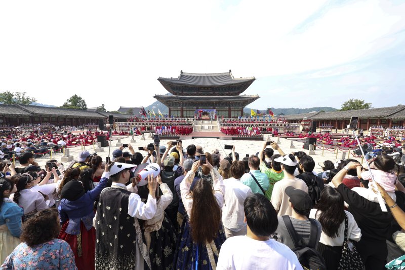 [서울=뉴시스] 김근수 기자 = 8일 오후 서울 종로구 경복궁 근정전에서 세종조 회례연이 펼쳐지고 있다.궁중 연례악과 무용을 재현한 세종조 회례연은 지난 2013년 이후 12년 만에 경복궁에서 다시 열렸다. 2025.06.08. ks@newsis.com