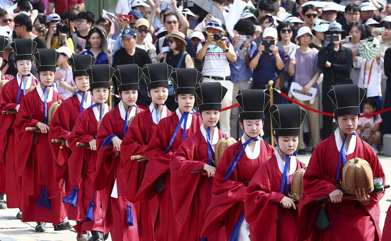 [서울=뉴시스] 김근수 기자 = 8일 오후 서울 종로구 경복궁 근정전에서 세종조 회례연이 펼쳐지고 있다.궁중 연례악과 무용을 재현한 세종조 회례연은 지난 2013년 이후 12년 만에 경복궁에서 다시 열렸다. 2025.06.08. ks@newsis.com