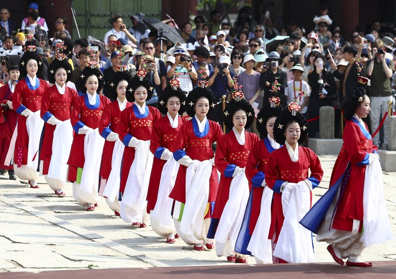 [서울=뉴시스] 김근수 기자 = 8일 오후 서울 종로구 경복궁 근정전에서 세종조 회례연이 펼쳐지고 있다.궁중 연례악과 무용을 재현한 세종조 회례연은 지난 2013년 이후 12년 만에 경복궁에서 다시 열렸다. 2025.06.08. ks@newsis.com