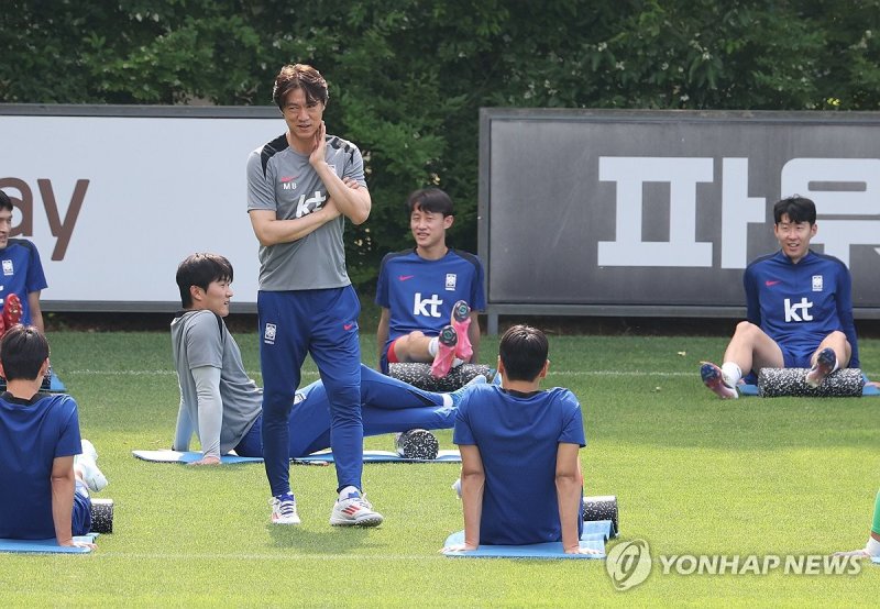 선수들 지켜보는 홍명보 감독 (출처=연합뉴스)