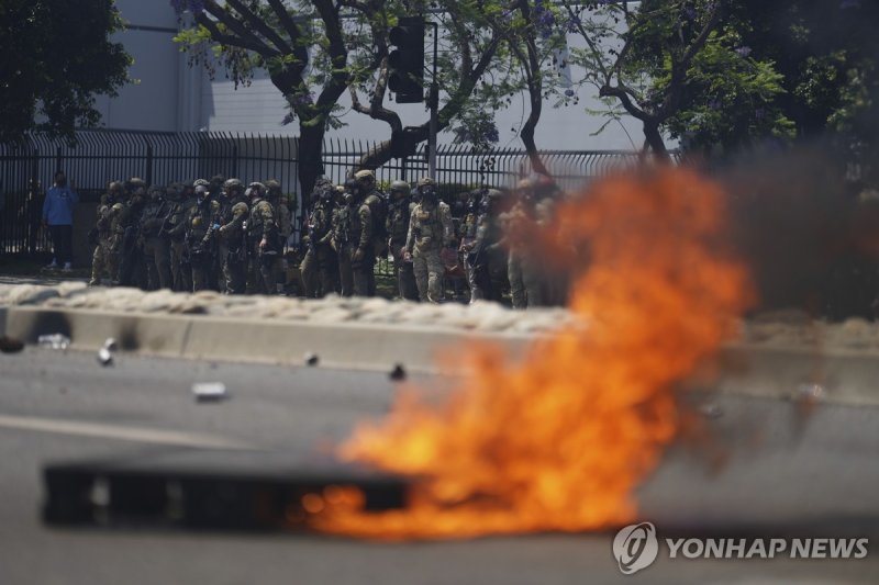 시위 진압 투입된 요원들 (출처=연합뉴스)