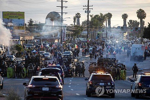 LA에서 벌어진 불법이민 단속 항의 시위 (출처=연합뉴스)