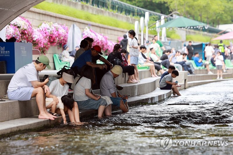 연휴 마지막 날은 청계천에서 (출처=연합뉴스)