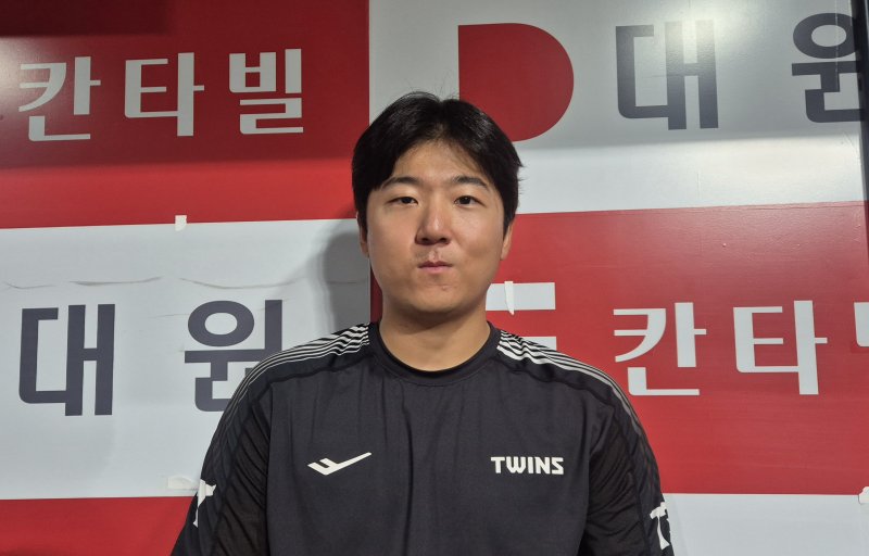 [서울=뉴시스] 문채현 기자 = 프로야구 LG 트윈스 송승기가 8일 고척스카이돔에서 열린 2025 신한 쏠뱅크 KBO리그 키움 히어로즈와의 경기 승리 후 인터뷰를 하고 있다. 2025.06.08. dal@newsis.com *재판매 및 DB 금지
