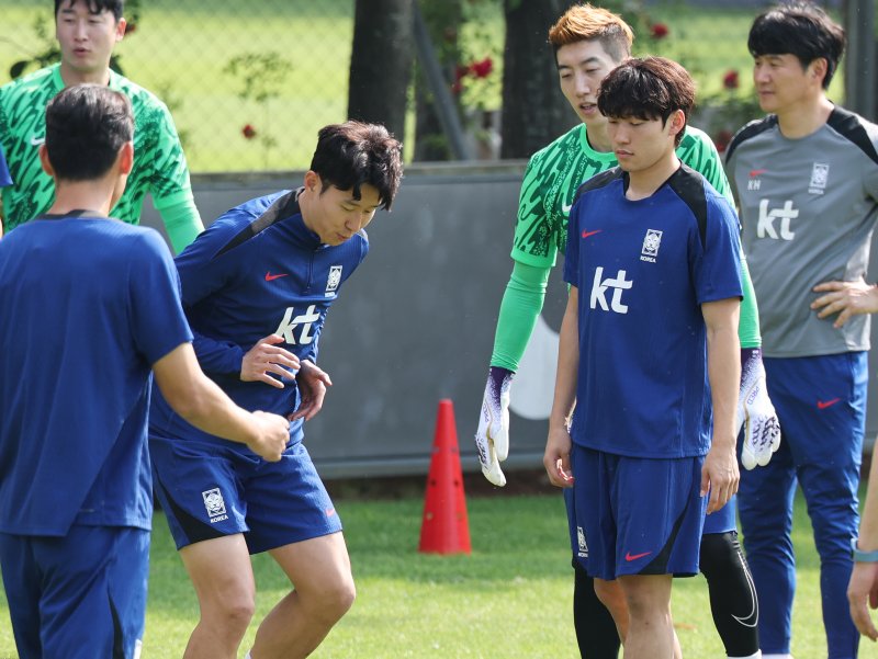 대한민국 축구 국가대표팀 손흥민과 배준호가 8일 오후 경기도 파주시 축구 국가대표 트레이닝센터(NFC)에서 열린 공개 스네이크 카지노에서 가볍게 몸을 풀고 있다.2025.6.8/뉴스1 ⓒ News1 오대일 기자