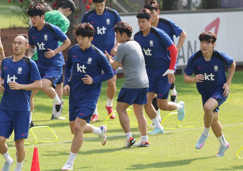 대한민국 축구 국가대표팀 손흥민과 배준호가 8일 오후 경기도 파주시 축구 국가대표 트레이닝센터(NFC)에서 열린 공개 스네이크 카지노에서 가볍게 몸을 풀고 있다. 2025.6.8/뉴스1 ⓒ News1 오대일 기자