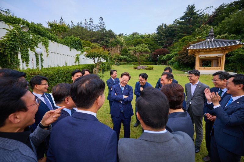 李 취임 열흘만에 외교 데뷔전… 美관세·韓日관계 난제 풀까