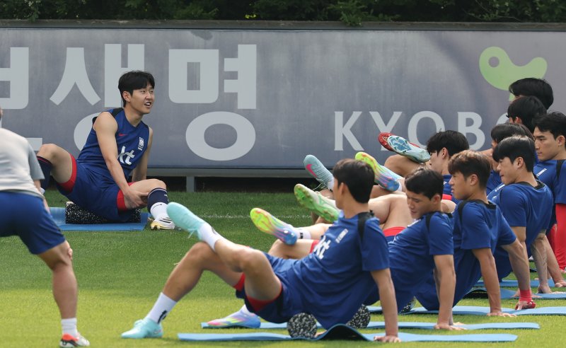 대한민국 축구 국가대표팀 이강인이 8일 오후 경기도 파주시 축구 국가대표 트레이닝센터(NFC)에서 열린 공개 훈련에서 동료들과 스트레칭을 하고 있다. 11회 연속 월드컵 본선 진출 금자탑을 쌓은 홍명보호는 오는 10일 서울월드컵경기장에서 쿠웨이트와 2026 국제축구연맹(FIFA) 북중미 월드컵 아시아 지역 3차예선 최종전 을 치른다. ⓒ News1 오대일 기자