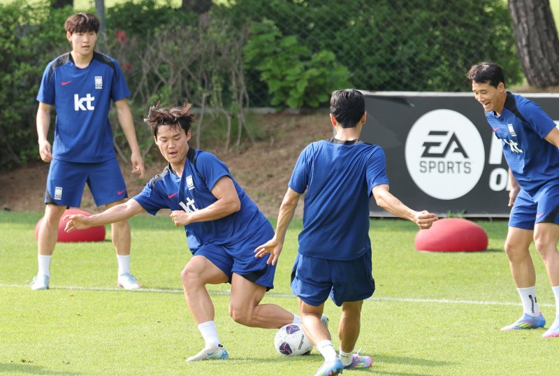 대한민국 축구 국가대표팀 오현규가 8일 오후 경기도 파주시 축구 국가대표 트레이닝센터(NFC)에서 열린 공개 훈련에서 동료들과 가볍게 몸을 풀고 있다. 11회 연속 월드컵 본선 진출 금자탑을 쌓은 홍명보호는 오는 10일 서울월드컵경기장에서 쿠웨이트와 2026 국제축구연맹(FIFA) 북중미 월드컵 아시아 지역 3차예선 최종전 을 치른다. ⓒ News1 오대일 기자