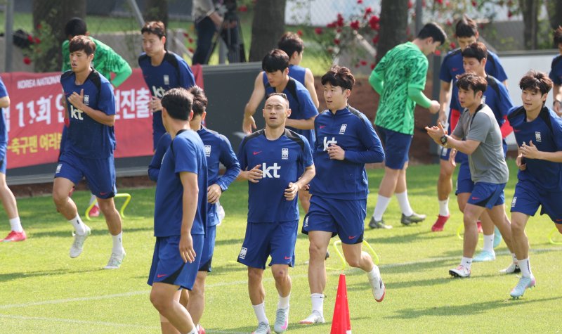 대한민국 축구 국가대표팀 손흥민이 8일 오후 경기도 파주시 축구 국가대표 트레이닝센터(NFC)에서 열린 공개 훈련에서 11회 연속 월드컵 본선 진출 축하 현수막을 배경으로 동료들과 가볍게 몸을 풀고 있다. 11회 연속 월드컵 본선 진출 금자탑을 쌓은 홍명보호는 오는 10일 서울월드컵경기장에서 쿠웨이트와 2026 국제축구연맹(FIFA) 북중미 월드컵 아시아 지역 3차예선 최종전 을 치른다. ⓒ News1 오대일 기자
