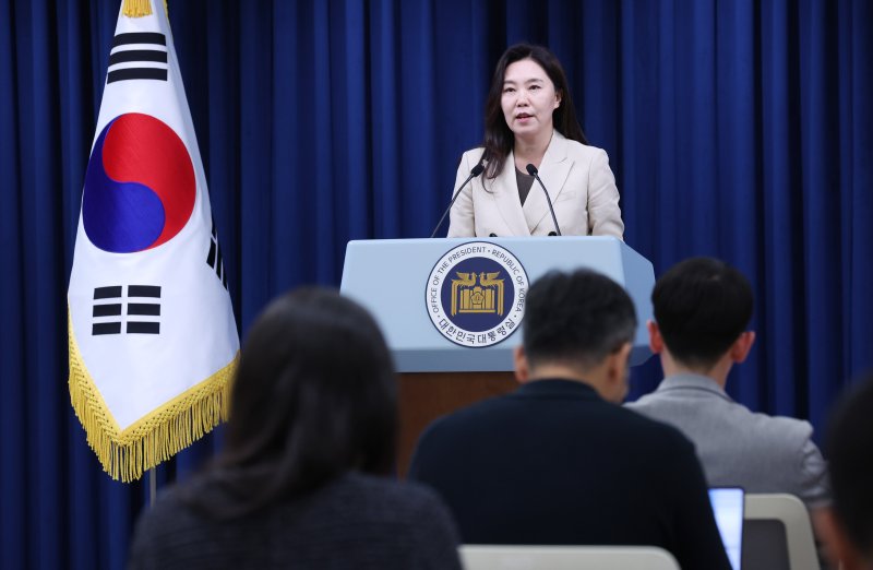 강유정 판도라토토 대변인이 8일 서울 용산구 판도라토토 청사에서 브리핑룸 개선 관련 브리핑을 하고 있다. ⓒ News1 박지혜 기자