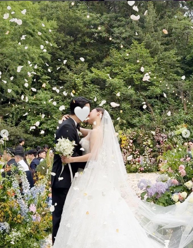 미쓰에이 민, 결혼식서 남편과 로맨틱 키스…가려도 훈남 비주얼 [N샷]