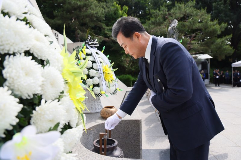 [의왕=뉴시스] 김성제 의왕시장이 제70회 현충일 추념식에 참석해 분향하고 있다. (사진=의왕시 제공).2025.06.08. photo@newsis.com