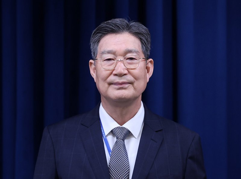 새정부 초대 민정수석에 임명된 오광수 변호사가 8일 서울 용산구 대통령실 청사에서 열린 수석급 인선 발표 브리핑에 참석하고 있다. 2025.6.8/뉴스1 ⓒ News1 박지혜 기자