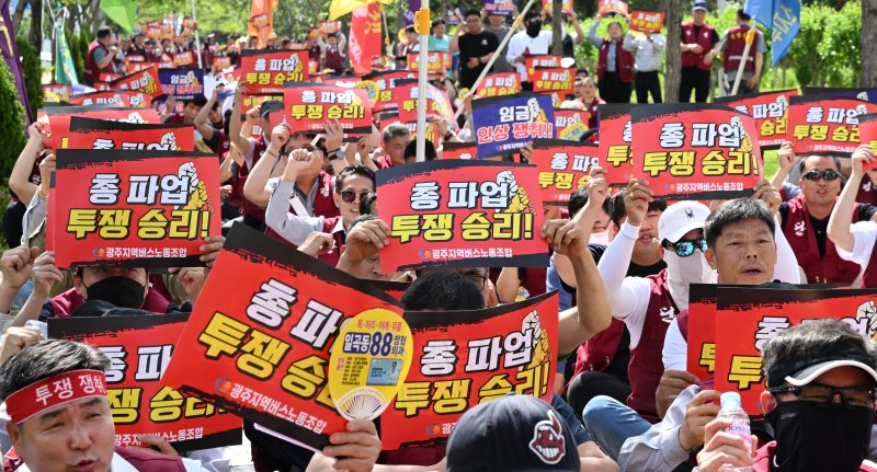[광주=뉴시스] 김혜인 기자 = 전국자동차노동조합연맹 광주지역버스노동조합이 총파업을 시작한 5일 오후 광주 서구 광주시청 앞에서 '임금인상 승리쟁취' 총파업 투쟁 결의대회를 열고 삭발식을 갖고 있다. 2025.06.05. hyein0342@newsis.com