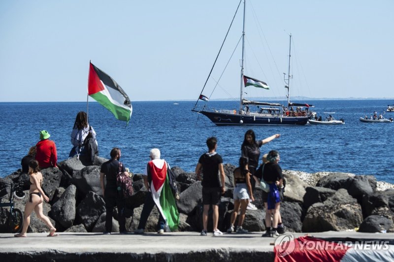 지난 1일(현지시간) 이탈리아 카타니아에서 자유선단연합(Freedom Flotilla Coalition) 범선 매들린호 출항 지켜보는 사람들 (출처=연합뉴스)