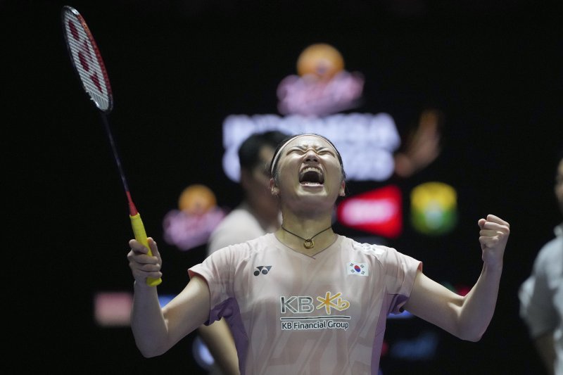 [자카르타=AP/뉴시스] 안세영(1위)이 8일(현지시간) 인도네시아 자카르타 이스토라 스타디움에서 열린 세계배드민턴연맹(BWF) 월드투어 슈퍼 1000 인도네시아 오픈 여자 단식 결승에서 왕즈이(2위·중국)를 꺾은 후 포효하고 있다. 안세영이 2-1(13-21 21-19 21-15)로 역전승을 거두고 4년 만에 정상을 탈환했다. 2025.06.08.